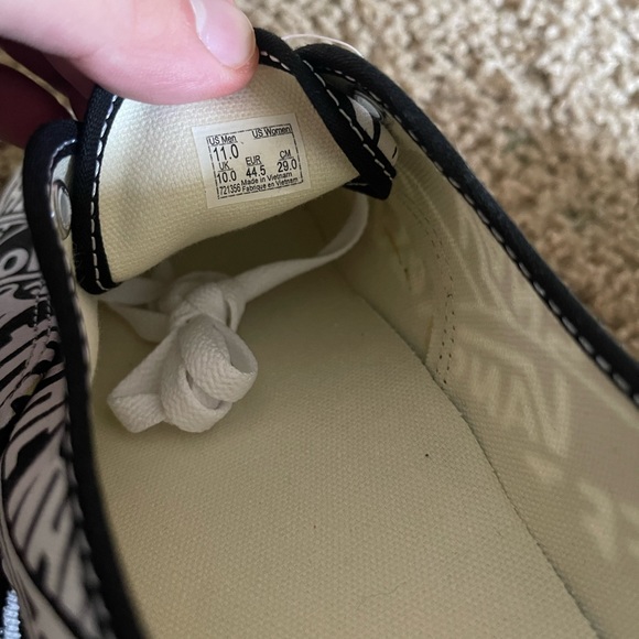 Size 11 men vans new - Picture 3 of 3